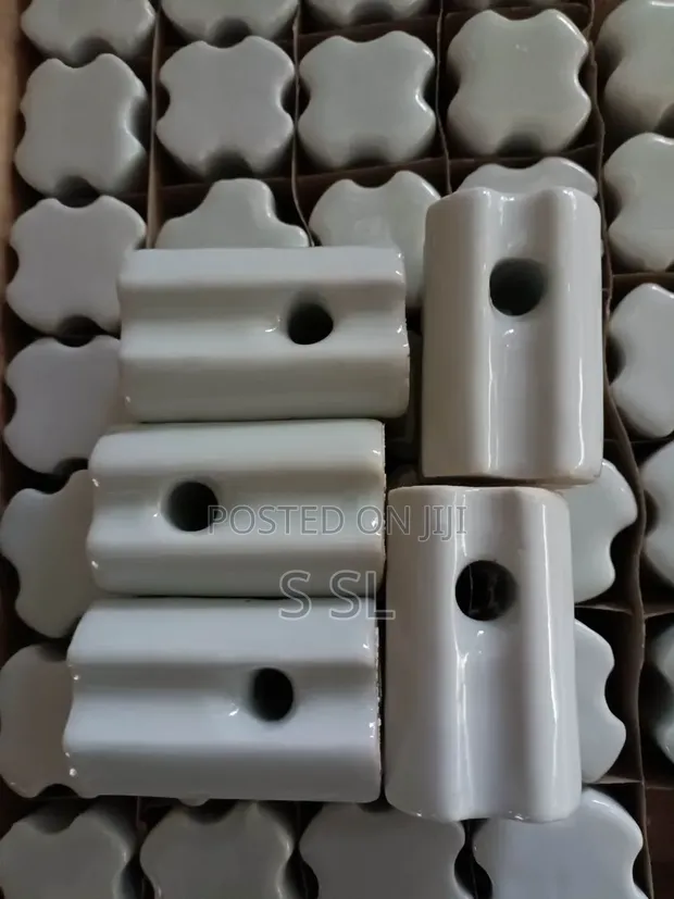 Porcelain Strainer Insulator for Electric Fences - 1