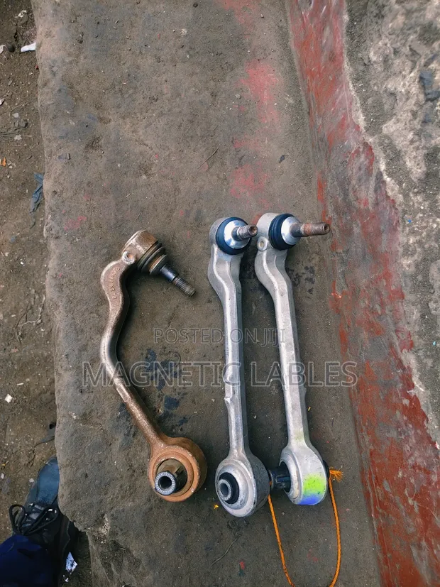 BMW 116i Front Control Arms (Zilizotumika) - 1