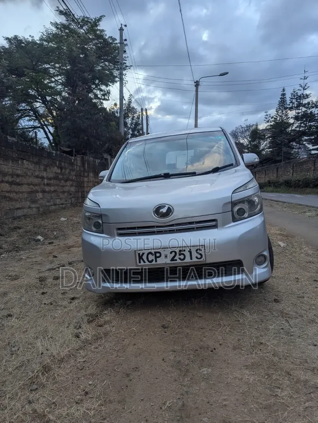 Toyota Voxy V 2WD 8-Seater 2012 Silver - 1
