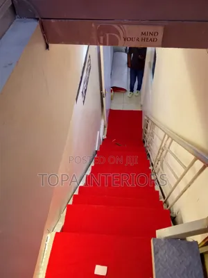 Red Wall-to-Wall Carpets kwa Stairs na Sakafu