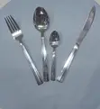 Seti ya Vipande 24 vya Vifaa vya Kulia Fedha na Dhahabu na Rafu ya Kuning'inia - 4