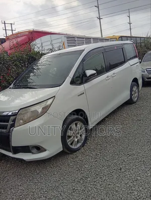 Toyota Noah 2014 Hybrid - Nyeupe