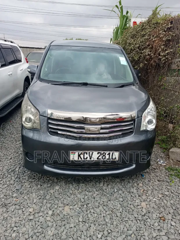 Toyota Noah 2013 Gray - 1