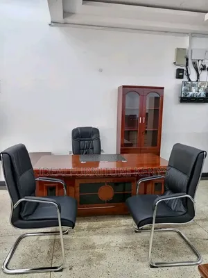 Ofisi ya Kifahari ya Mahogany na Viti vya Wageni