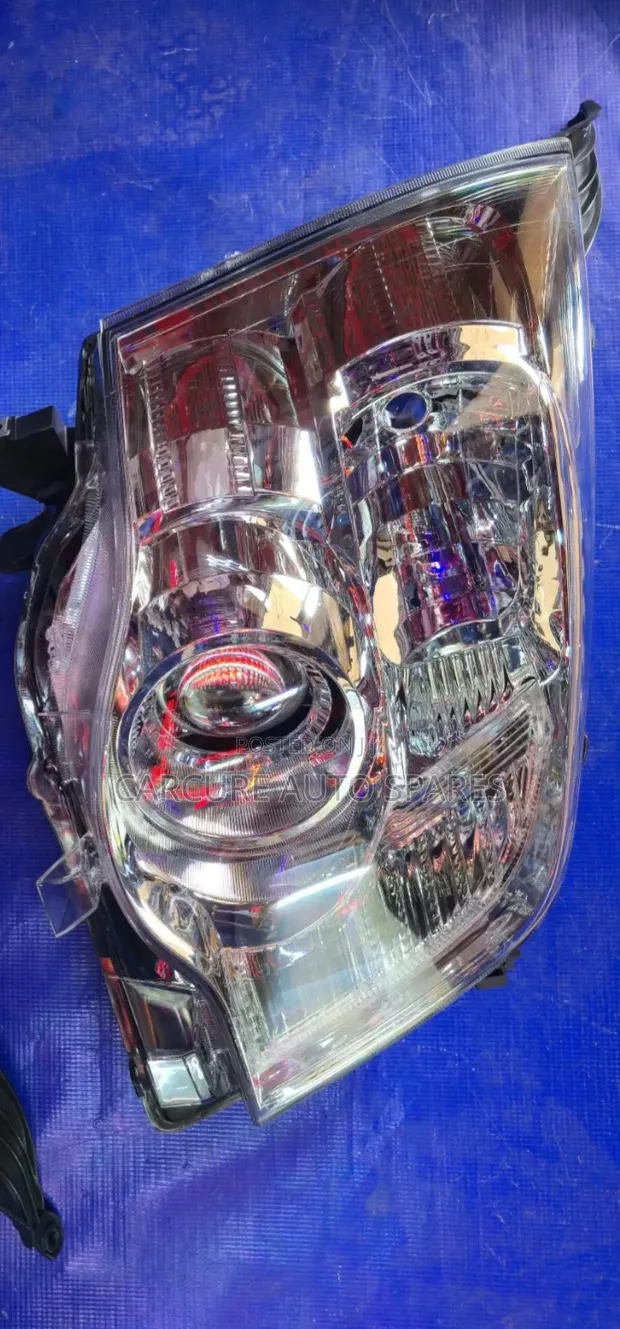 Toyota Noah Xenon Headlights (2012) - 1