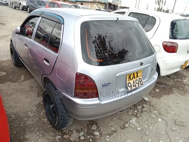 Toyota Starlet 1999 Nyeusi - 1