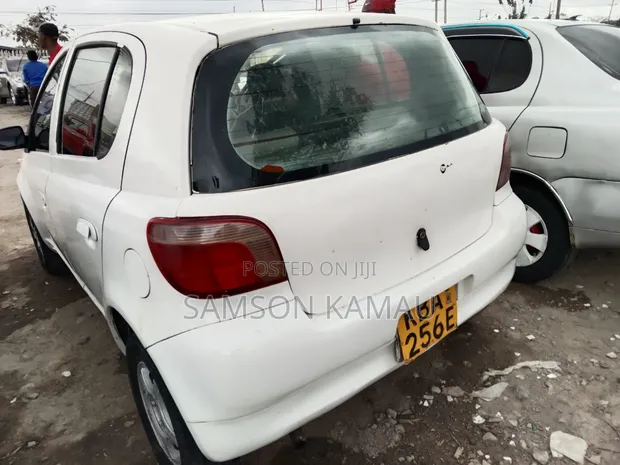 Toyota Vitz 2004 Nyeupe - 1