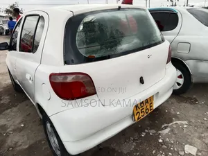 Toyota Vitz 2004 Nyeupe
