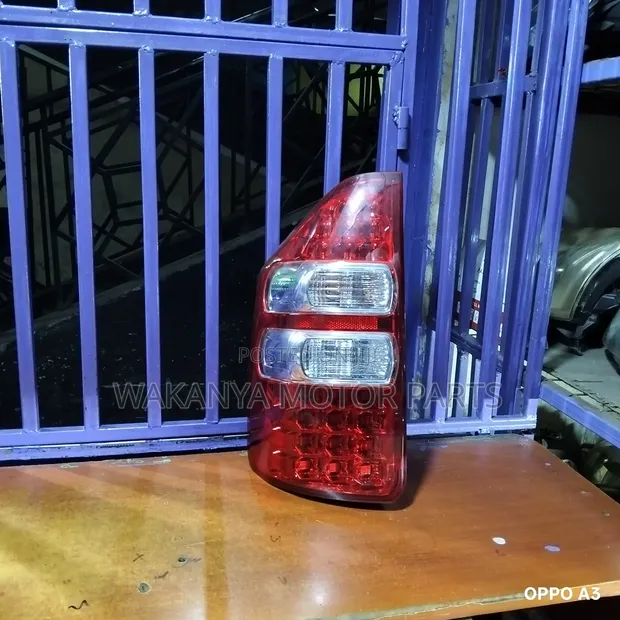 Taa ya Nyuma ya Toyota Noah (Miundo 2011-2013) - Iliyotumika kutoka Japan - 1