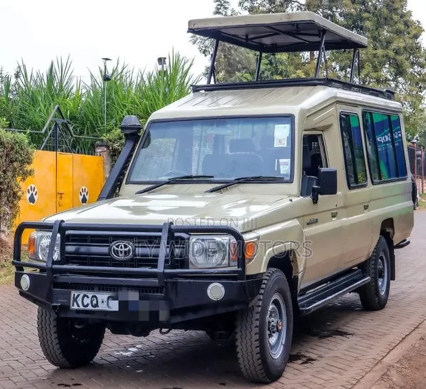 Toyota Land Cruiser 2017 Beige - 1