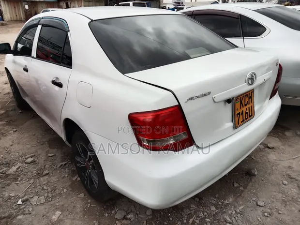Toyota Axio 2009 Nyeupe - 1