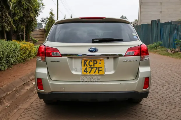 Subaru Outback 2010 Beige - 1