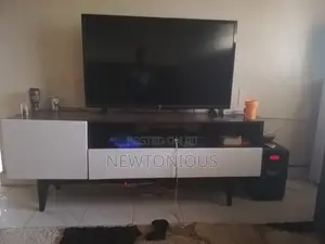 Kisimamizi cha Televisheni chenye Nafasi za Kuhifadhi
