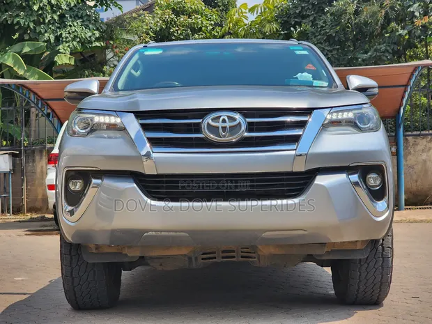 Toyota Fortuner 2.8 D AWD 2018 Silver - 1