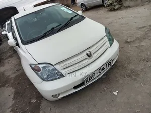 Toyota IST 2004 Nyeupe