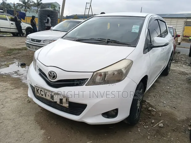 Toyota Vitz 2013 Nyeupe - 1