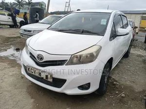 Toyota Vitz 2013 Nyeupe