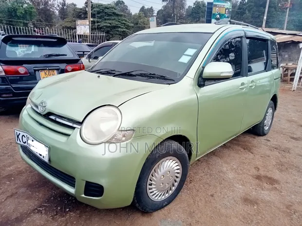 Toyota Sienta 2008 Kijani - 1