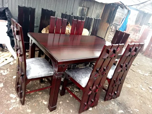 Seti ya Meza ya Kulia ya Mbao ya Mkono na Viti Vilivyofunikwa vya Lattice - 1