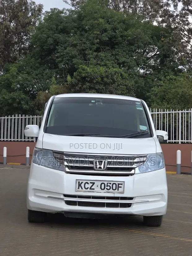 Honda Stepwgn 2013 White - 1