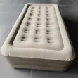 Airbed ya Kujipuliza na Pampu ya Umeme Iliyojengewa Ndani - 2