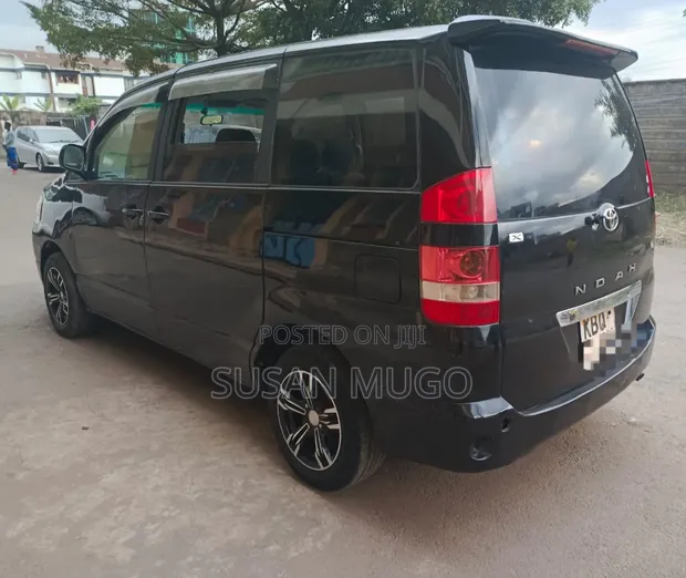 Toyota Noah 2004 Nyeusi - 1