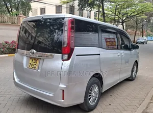 Toyota Noah 2.0 FWD (Viti 8) 2015 Nyeupe