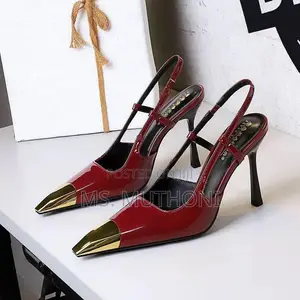 Viatu vya Slingback vya Patent Leather Vikiwa Vimefungwa