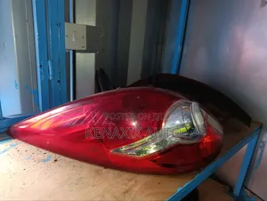 Nissan Tiida Hatchback Taillight (Iliyo tumika)