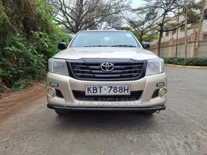 Toyota Hilux 2.5 D-4D SRX Pickup 2012 Dhahabu