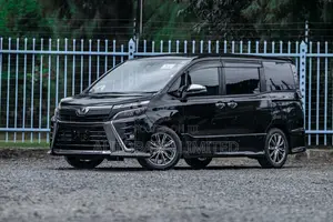 Toyota Voxy 2019 Nyeusi