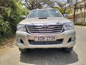 Toyota Hilux Double Cab 2010 Dhahabu