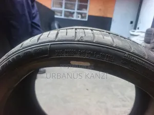 Tairi ya Dunlop 275/30ZR19