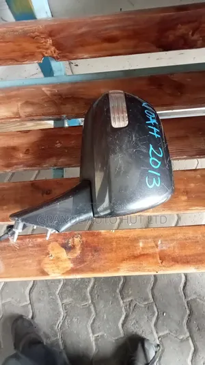 Toyota Noah Side Mirror (ZR70)