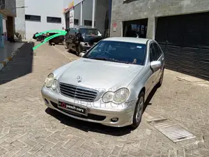 Mercedes-Benz C200 2004 Nyeusi