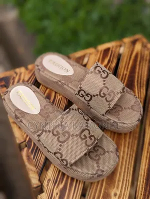 Sandals za Brown Classic - Saizi za Wanawake 40-42