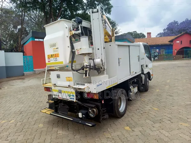 Hino Dutro Truck with Crane (2018) - 1
