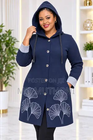 Sweater Ndogo ya Wanawake yenye Hood - Maua meupe yaliyochorwa