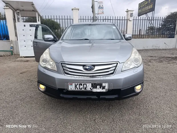 Subaru Outback 2.5i Premium 2012 Silver - 1