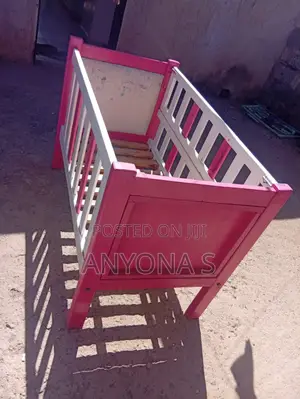 Kitanda cha Mtoto na godoro - Kimeuzwa