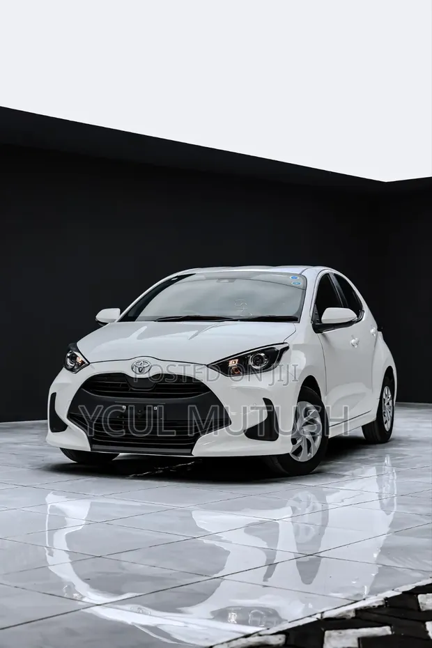 Toyota Yaris 1.5 Sedan LE 2020 White - 1