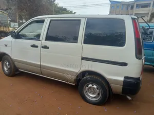 Toyota TownAce 2000 Nyeupe