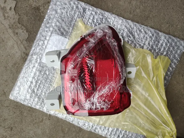 Toyota RAV4 Rear Bumper Reflector (2006-2013) - 1