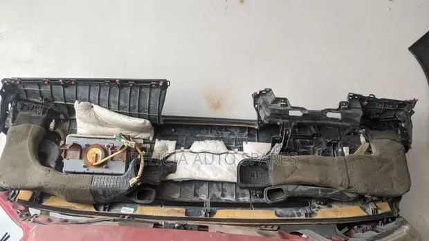Dashboard ya Toyota Harrier 2015 - 1