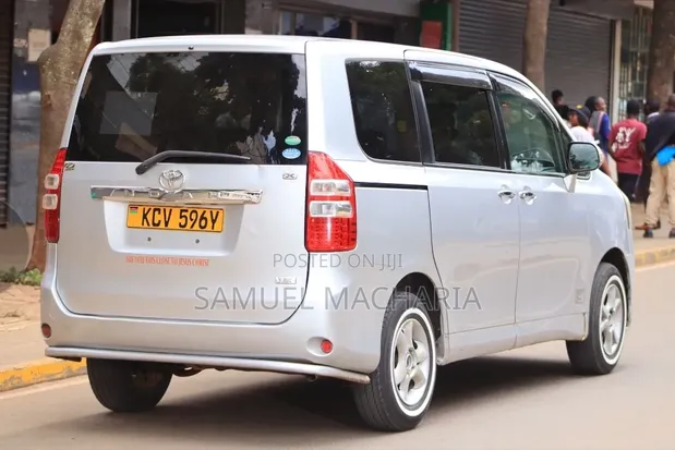 Toyota Noah 2.0 158hp FWD (8 Seater) 2012 Silver - 1