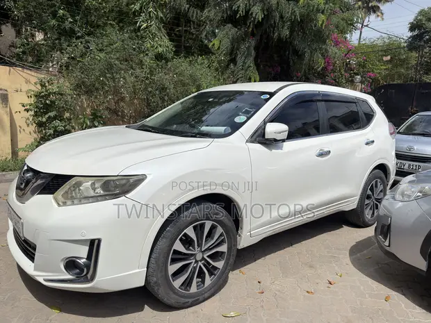 Nissan X-Trail 2.0 Petrol AWD 2017 Nyeupe - 1