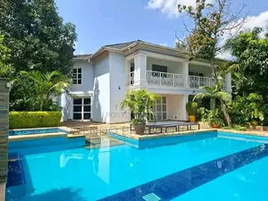 Villa ya Kifahari ya Vyumba 6 Runda kwa Ajili ya Kukodisha