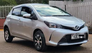 Toyota Vitz 2015 Nyeupe