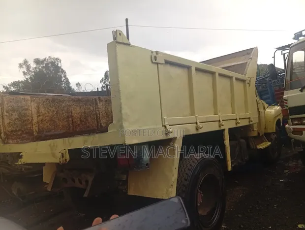 1985 Isuzu Direct Rigid Truck - Yellow - 1