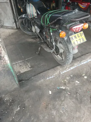 Bajaj Boxer 150 UG 2022 Nyekundu